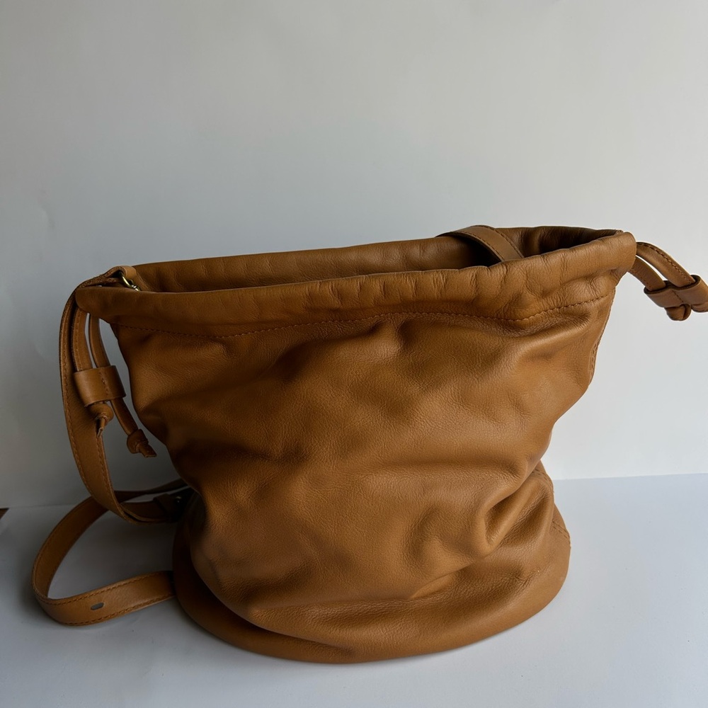 Elegant Tan Leather Shoulder Bag